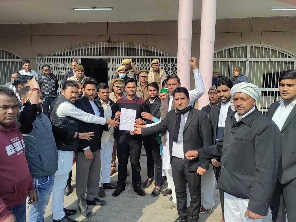 केंद्रीय विद्यालय को बंद करने के विरोध में सौंपा ज्ञापन